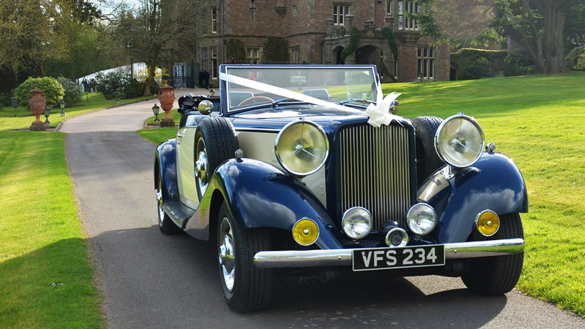 Blue and Ivory vintage Jaguar Drophead on the driveway of a local wedding venue inEnderby.