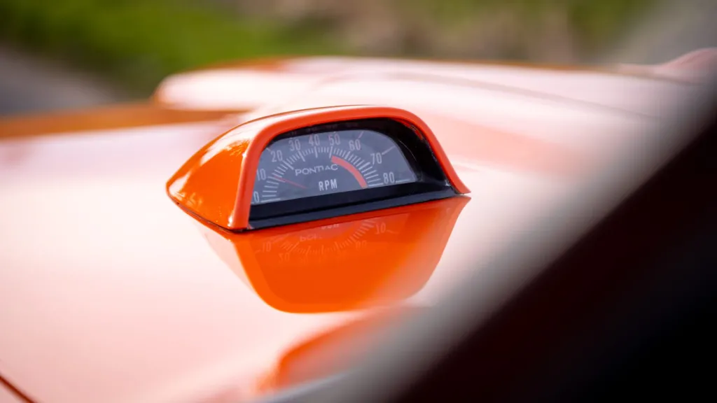 Pontiac GTO RPM monitor on interior dashboad