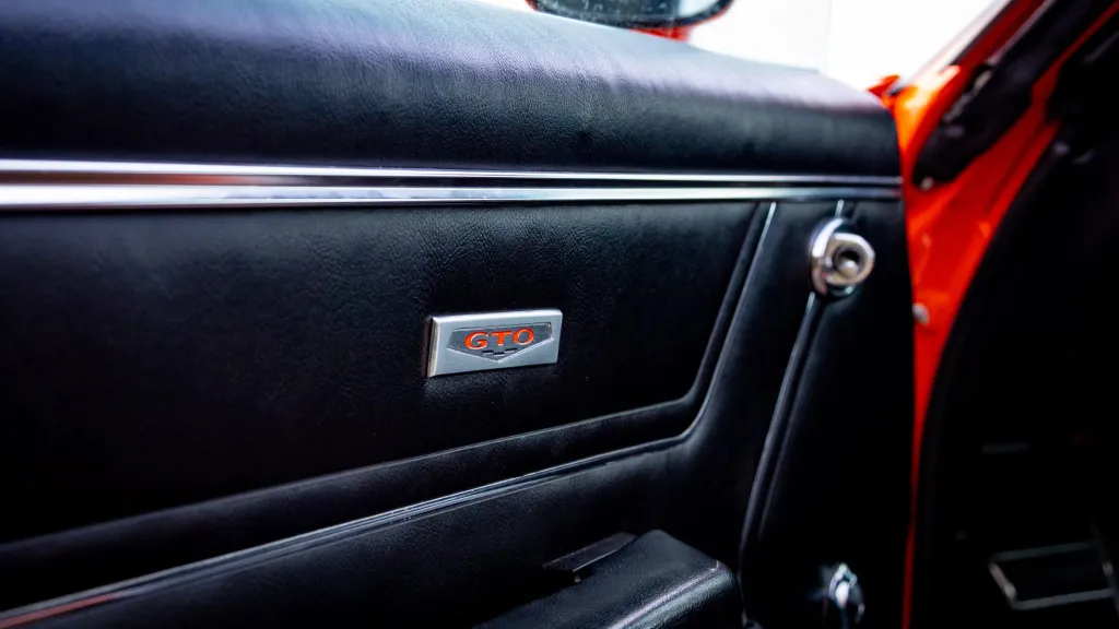 Black doorcards with Pontiac badge in the black leather
