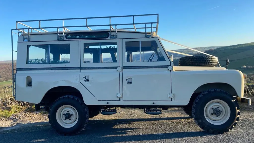 Right Side Land Rover in Ivory with plain cream Wheels