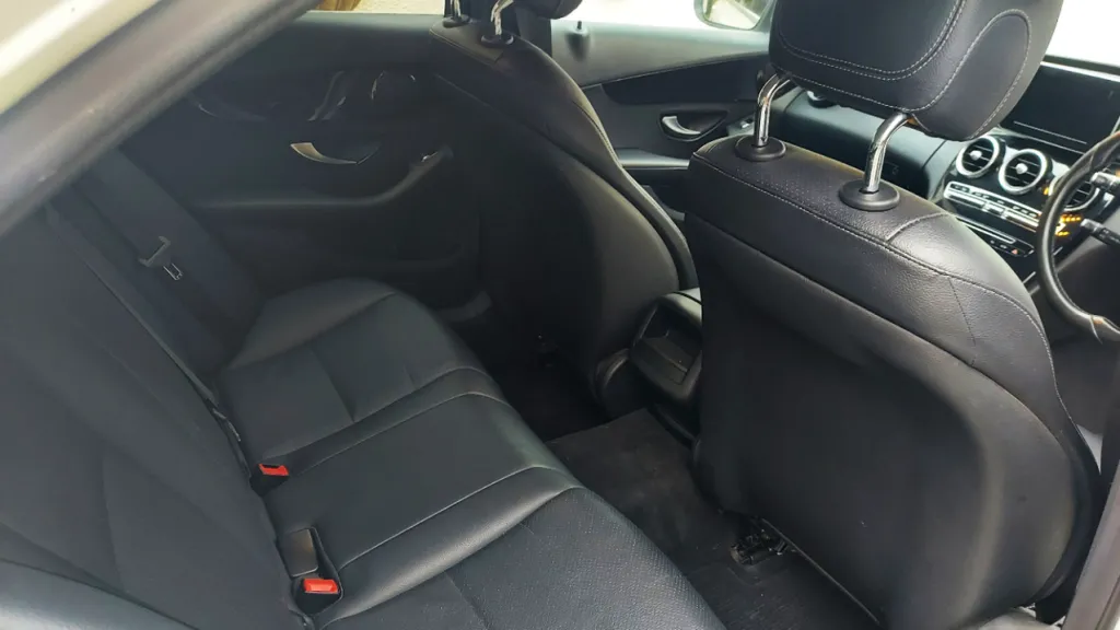 Rear seats in Black Leather interior