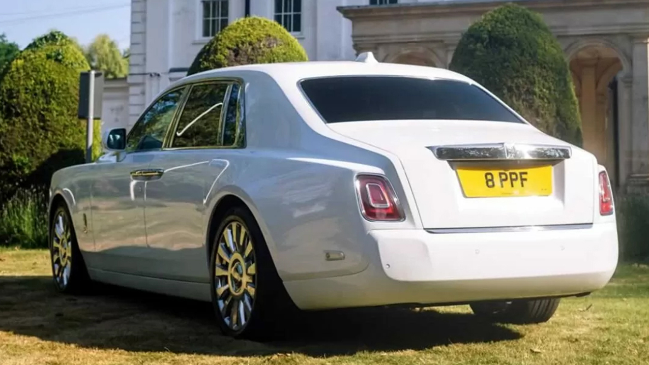 Rolls-Royce phantom 8 Rear view showing chrome wheels and tinted windows
