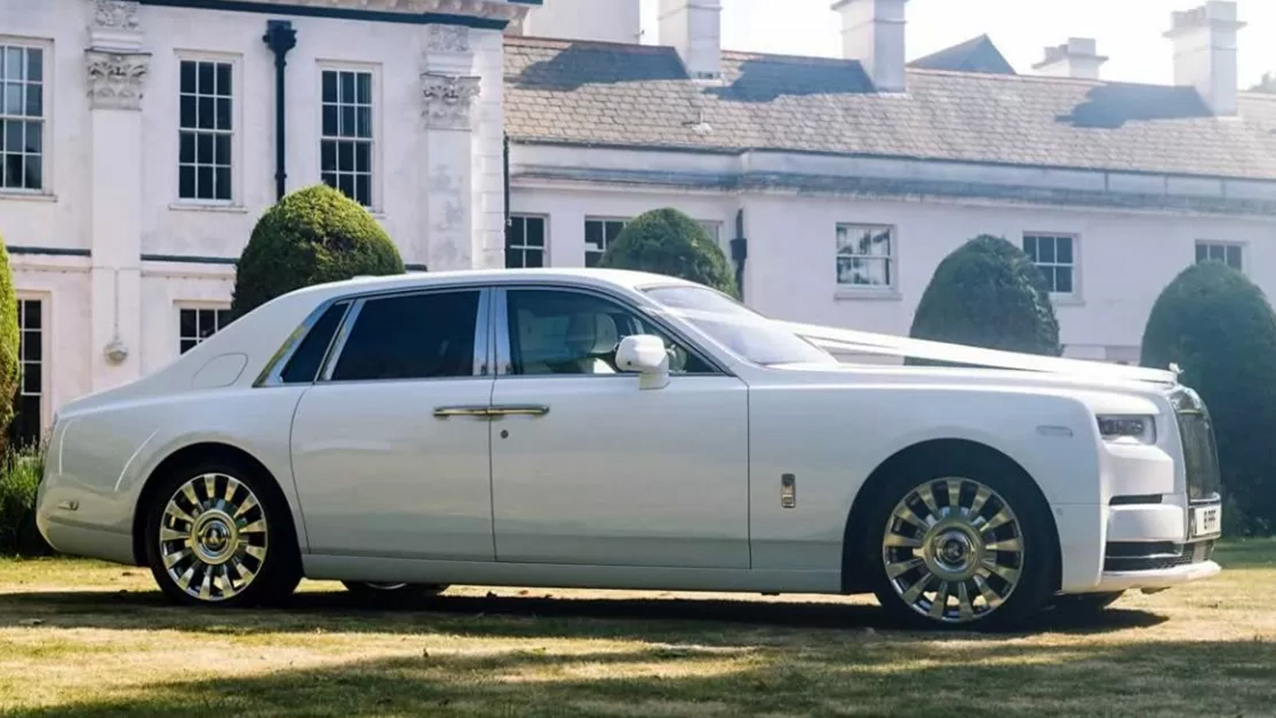 Side view of Rolls-Royce phantom 8 in White dressed with white ribbons, Chrome Wheels
