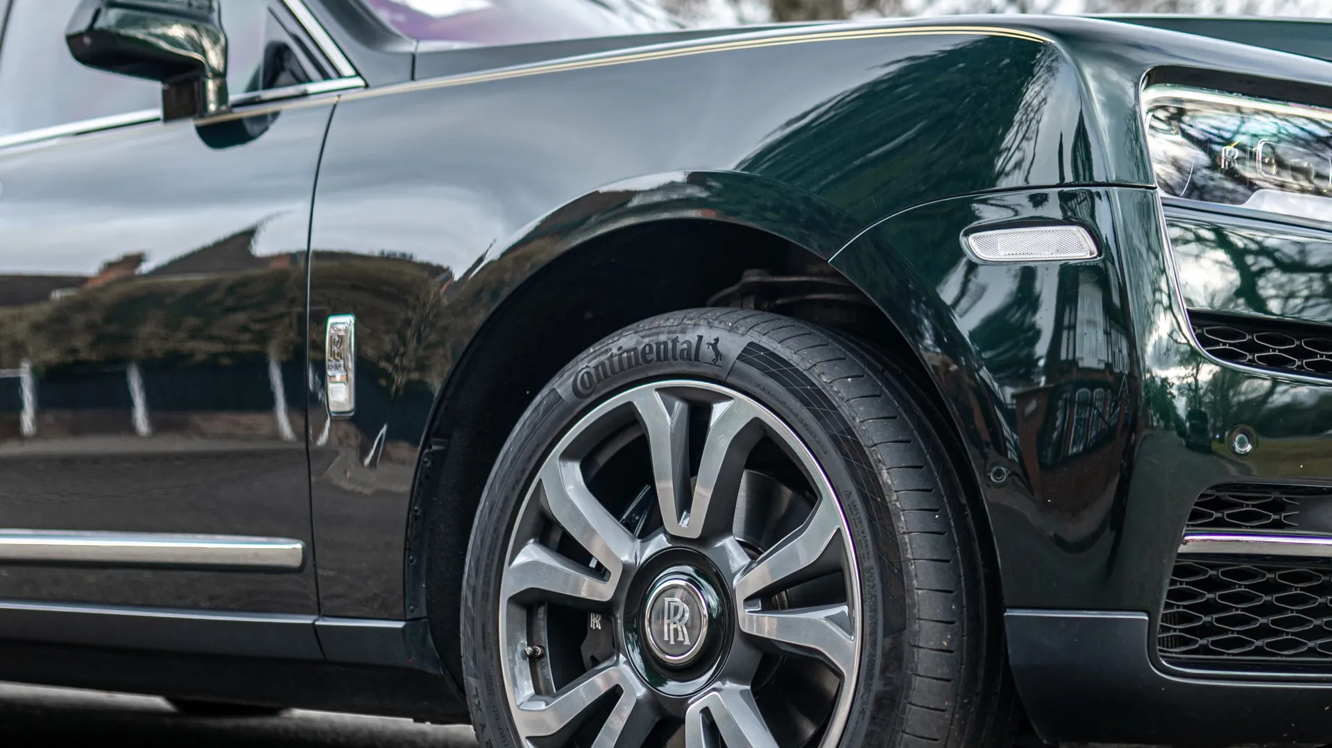 Close up photo showing the shade of Dark Green and Wheels on a Rolls-Royce Cullinan.