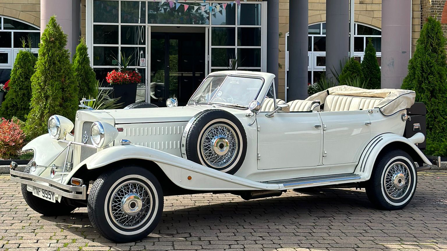 Left side view of Convertible Beauford