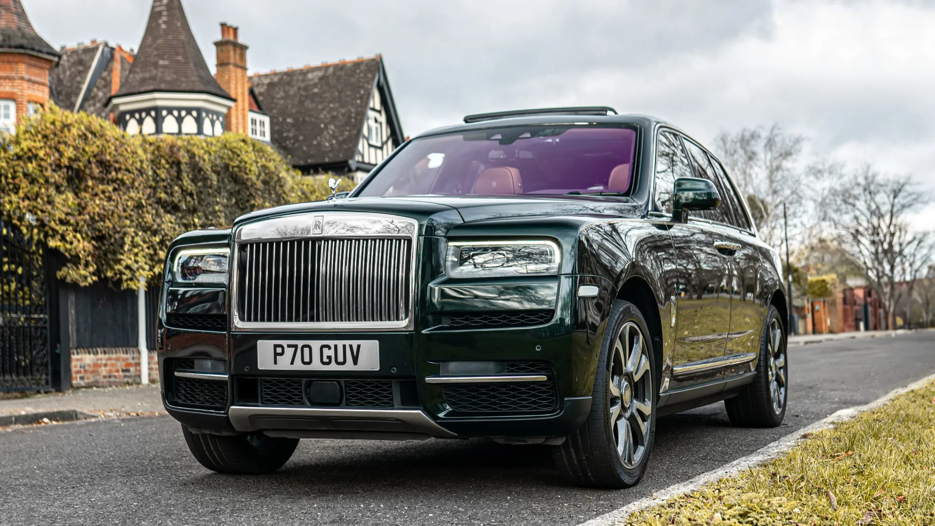 front view of Rolls-Royce Cullinan showing the chrome grill