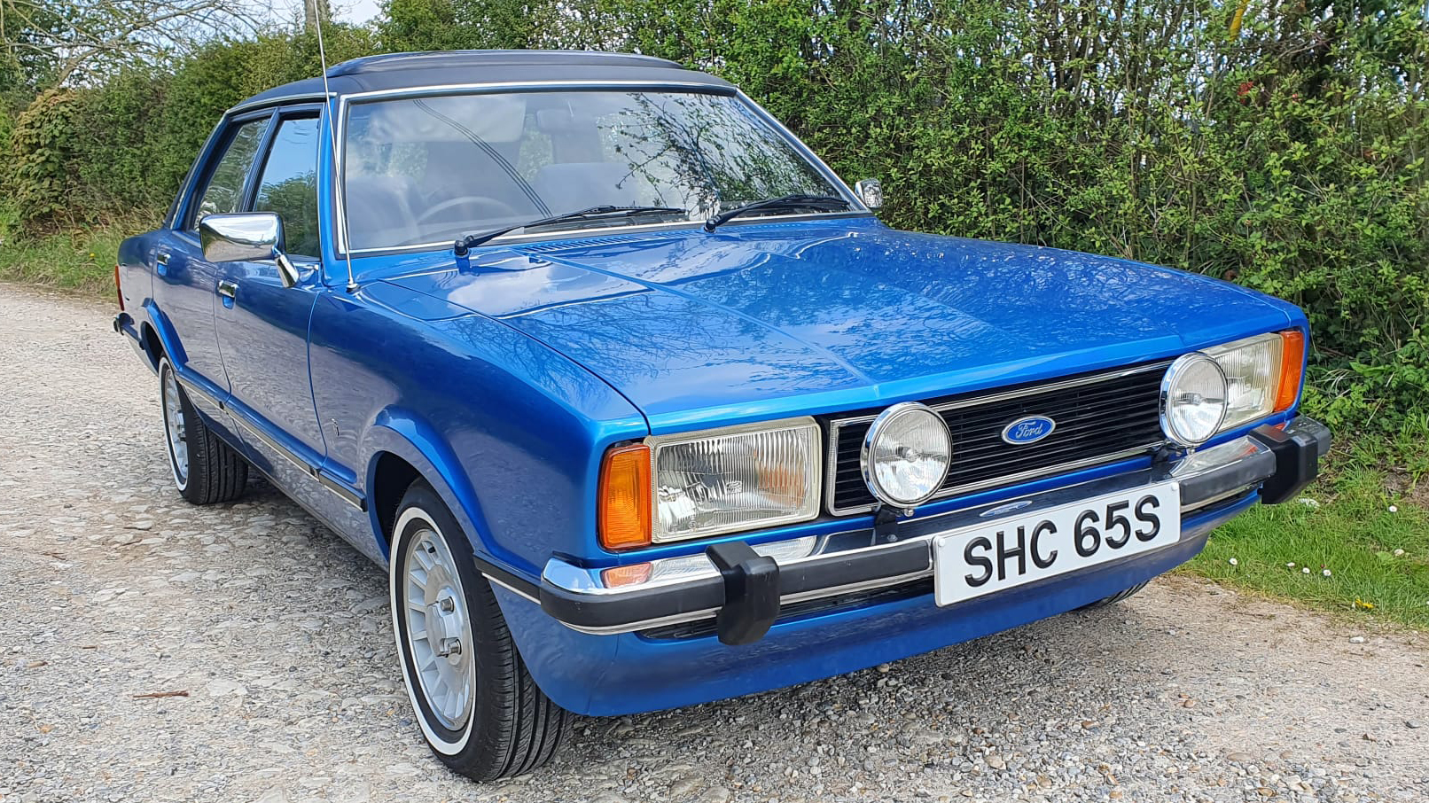 Blue Ford Cortina Mk4 2L Ghia