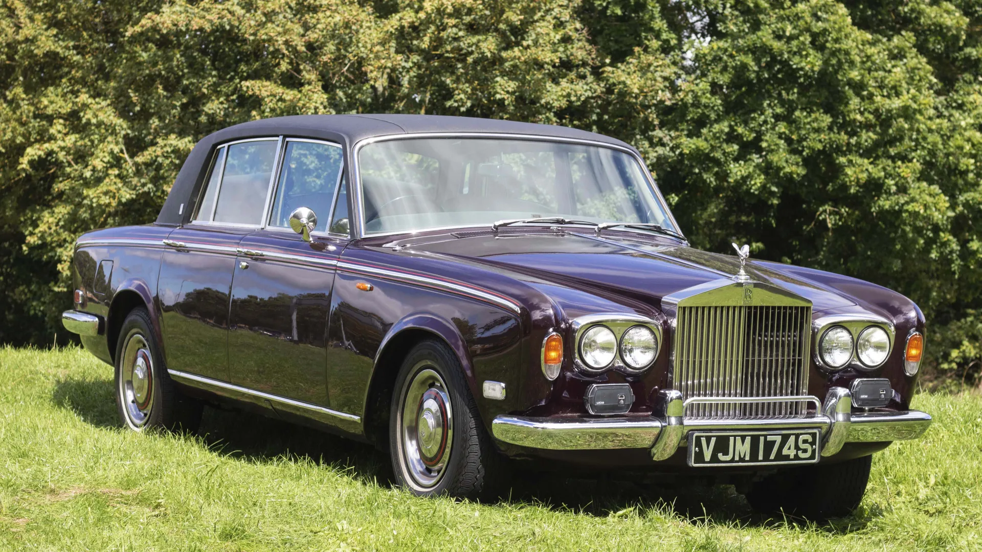 Garnet Classic riolls-Royce Silver Shadow standing n a green grass field