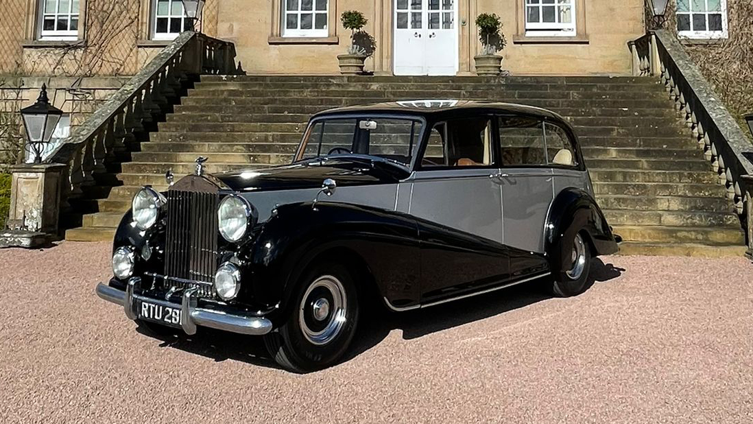 Classic Rols-Royce in front of Dumfries House