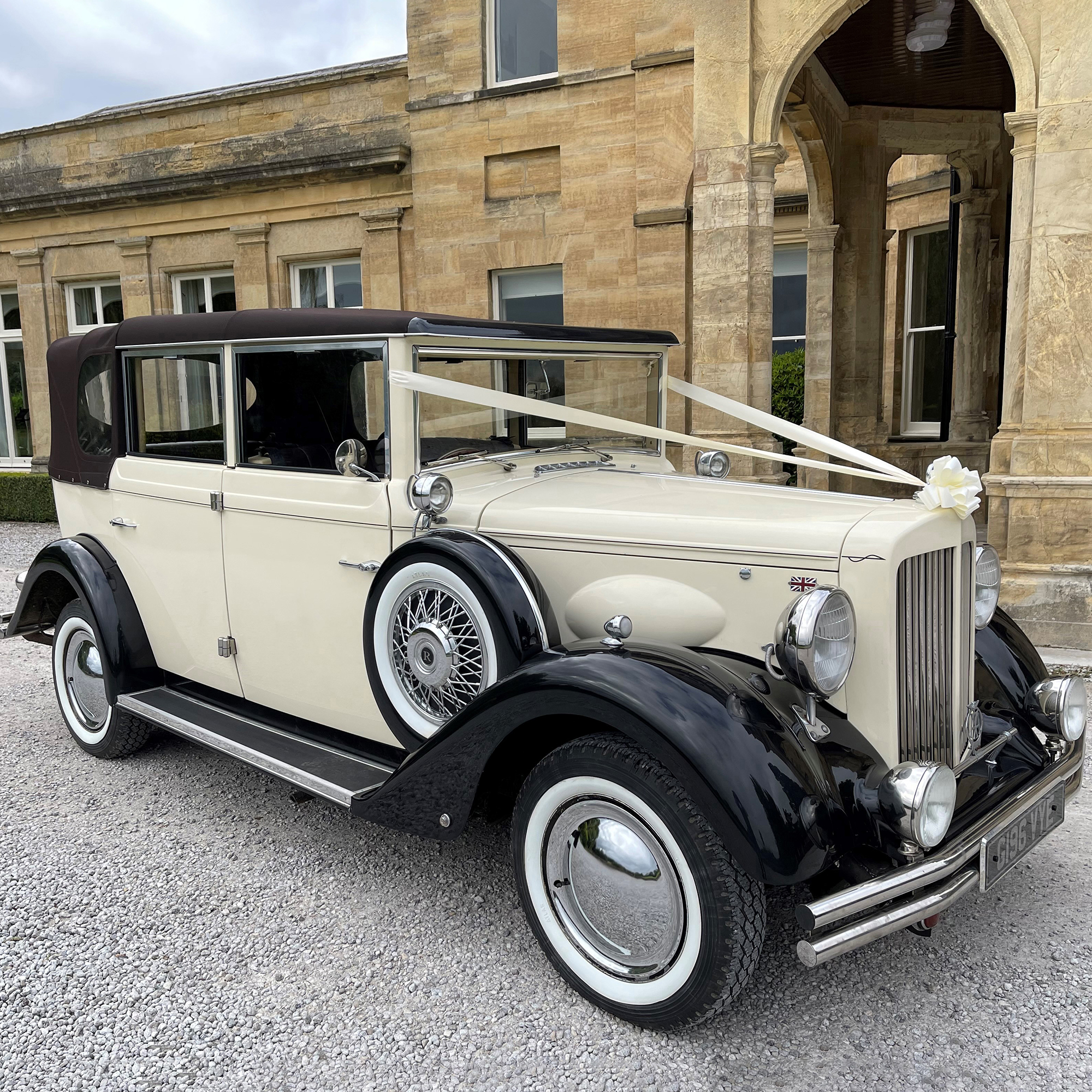 6-seater Regent convertible in Black & Ivory decorated with ivory ribbons.