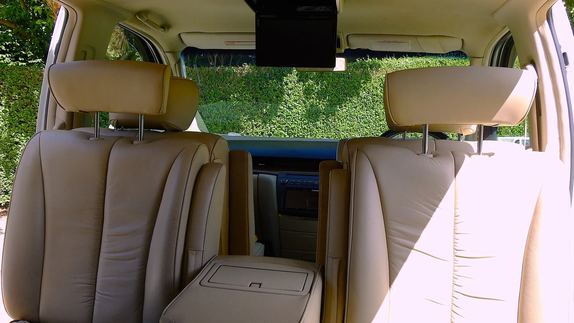 Cream leather seats inside the Nissan Elgrand, Middle Row facng the back seat.