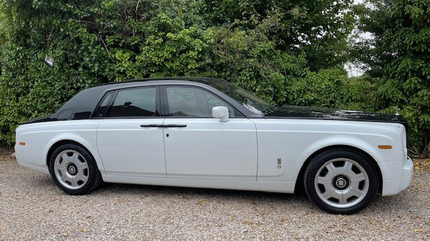 Side view of Black & White rolls-Royde Phantom