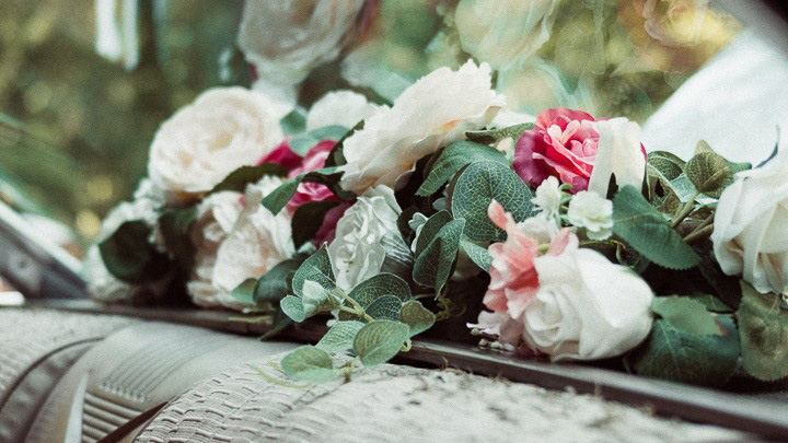 Parcel shelf flower deocration