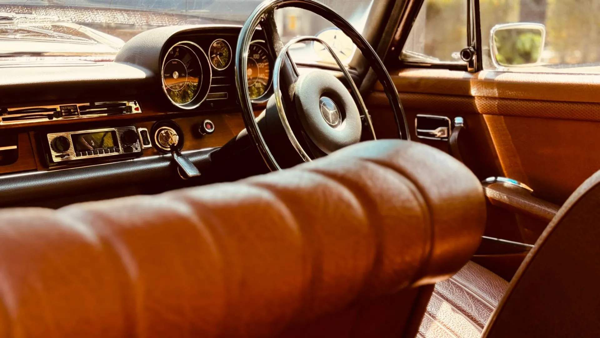 Front view of dashboard and steering sheel inside Mercedes 280