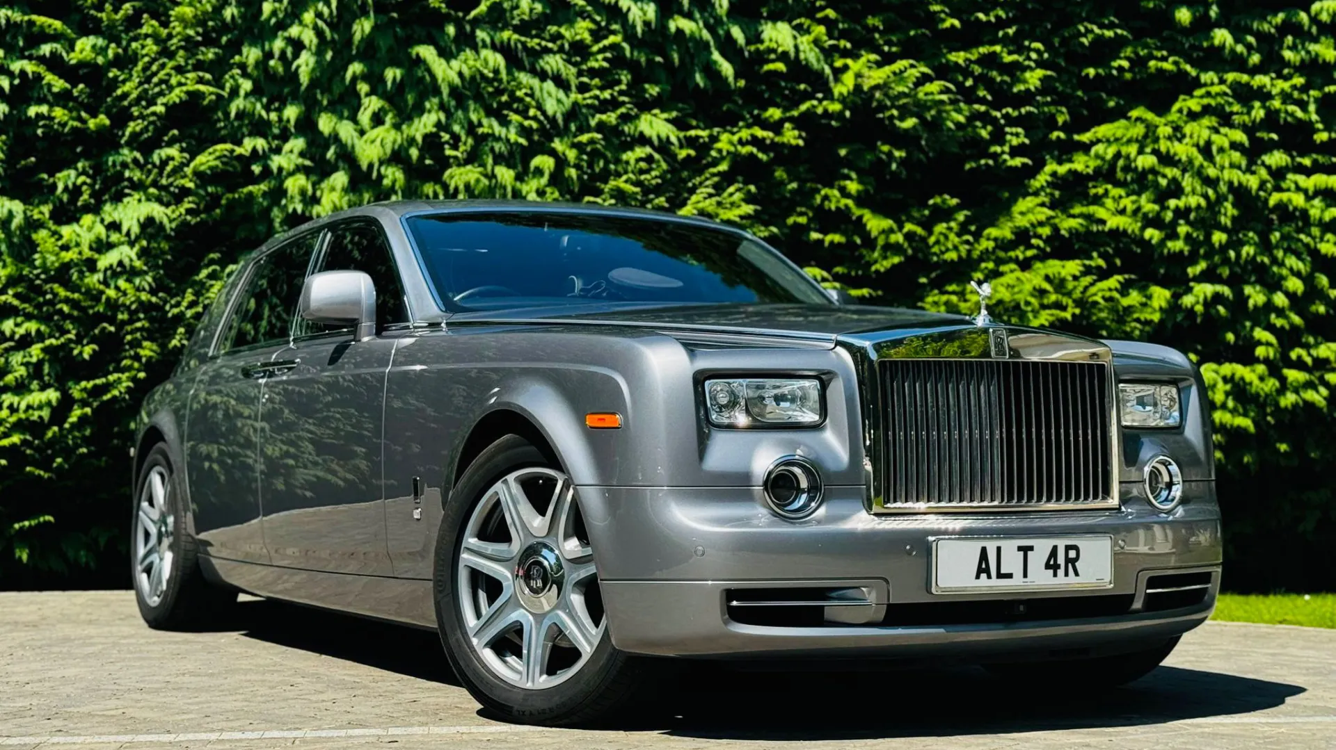 Front right view of silver Rolls-Royce Phantom without wedding ribbons