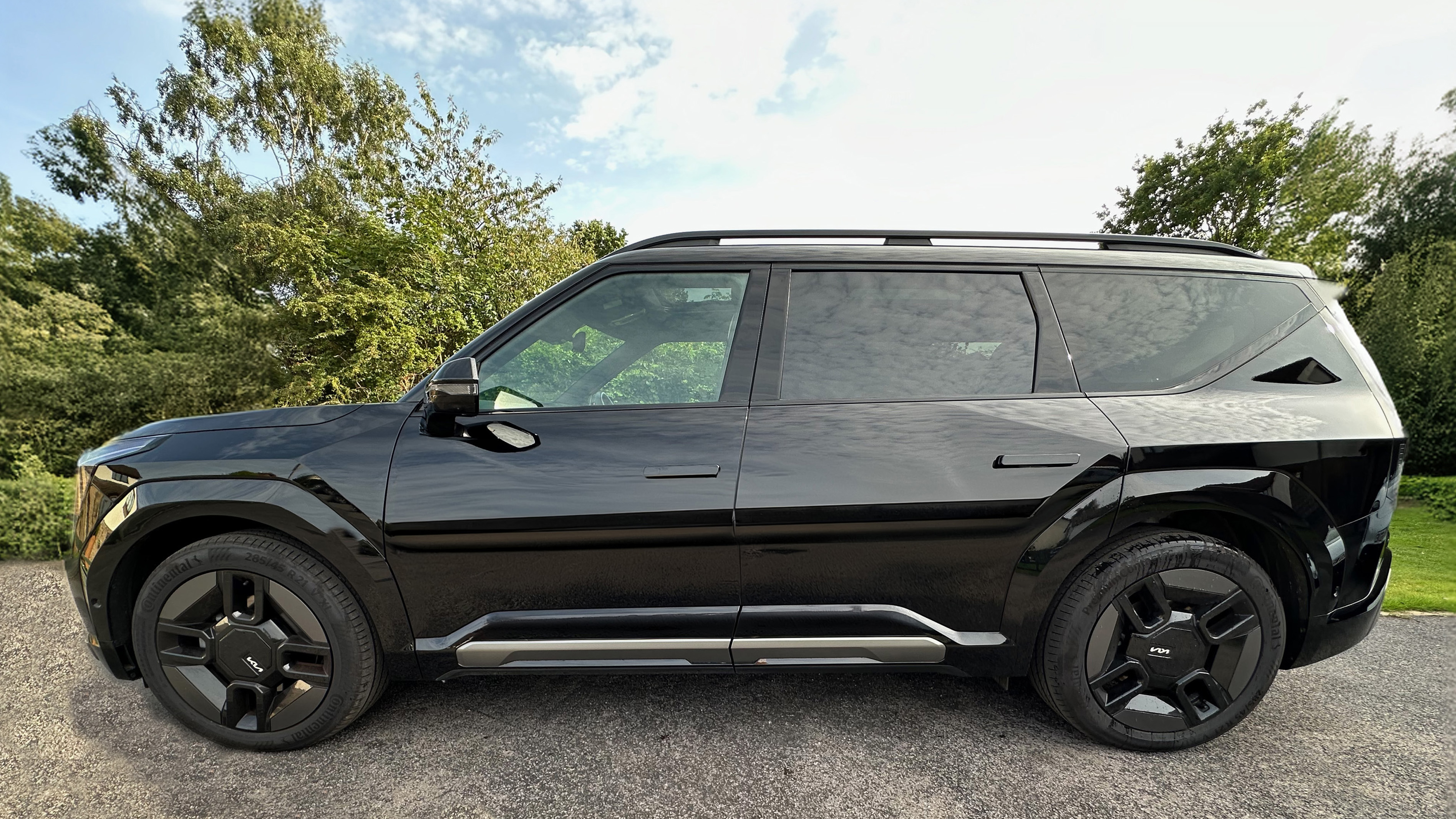 Left view of Black KIA SUV with black alloy wheels