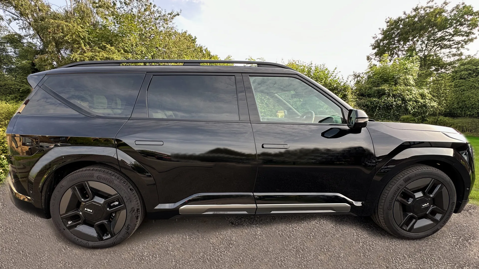 Right view of Black KIA SUV with black alloy wheels