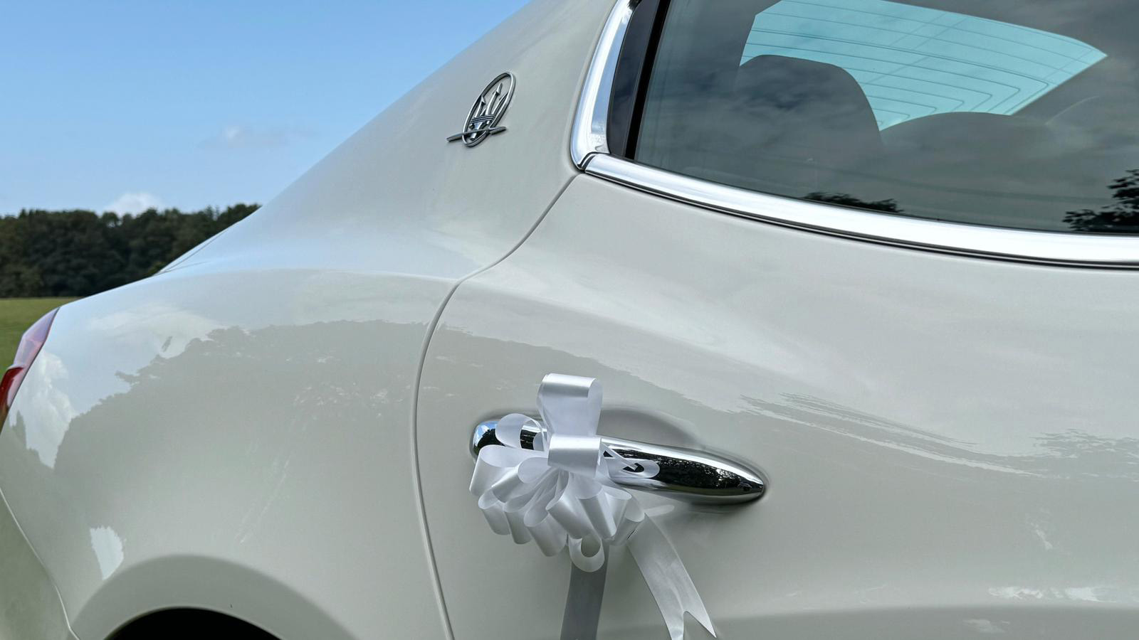 White Bow on chrome door handle on a White Maserati Ghibli