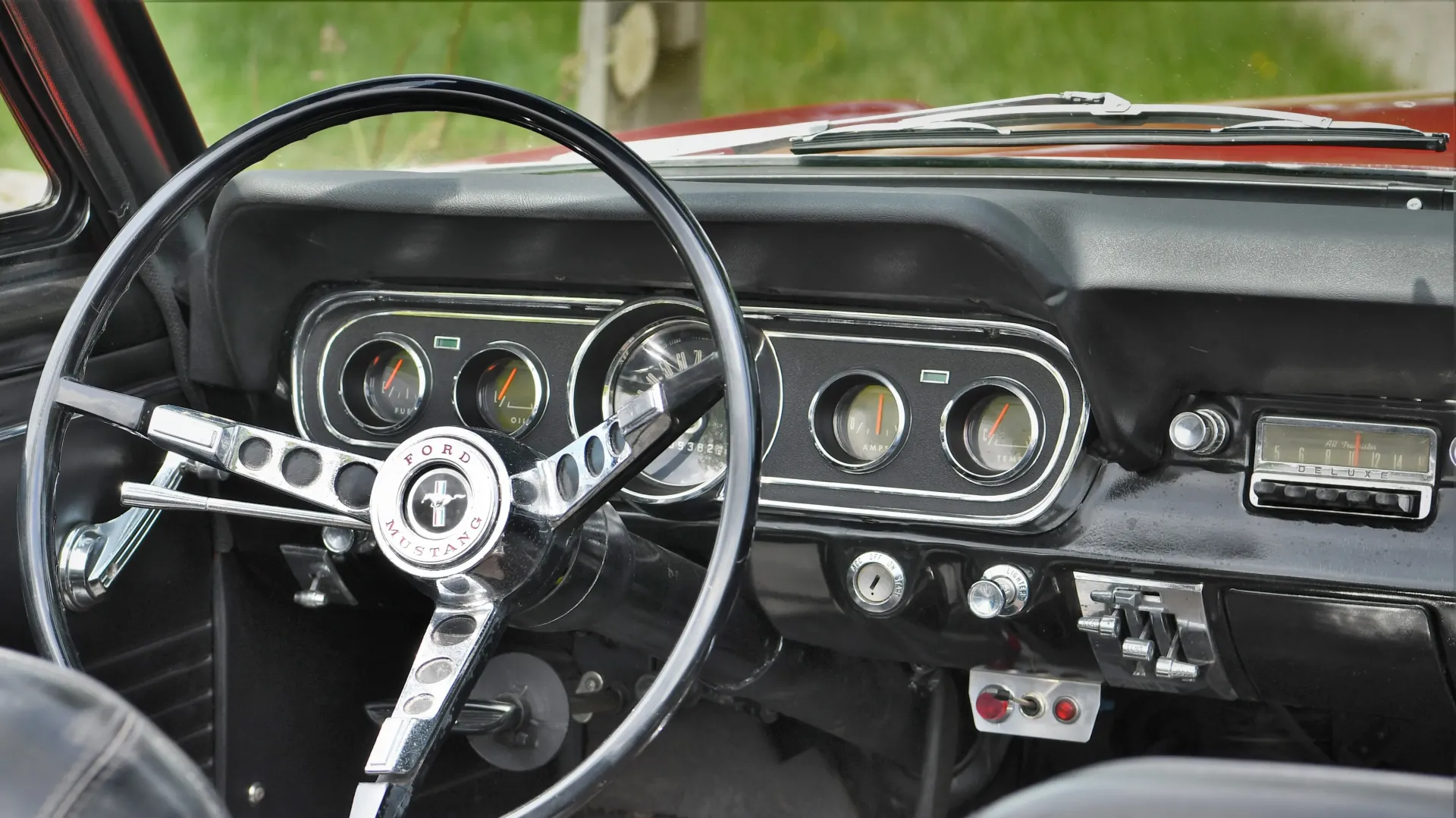 Driver steering wheel inside Ford Mustang.