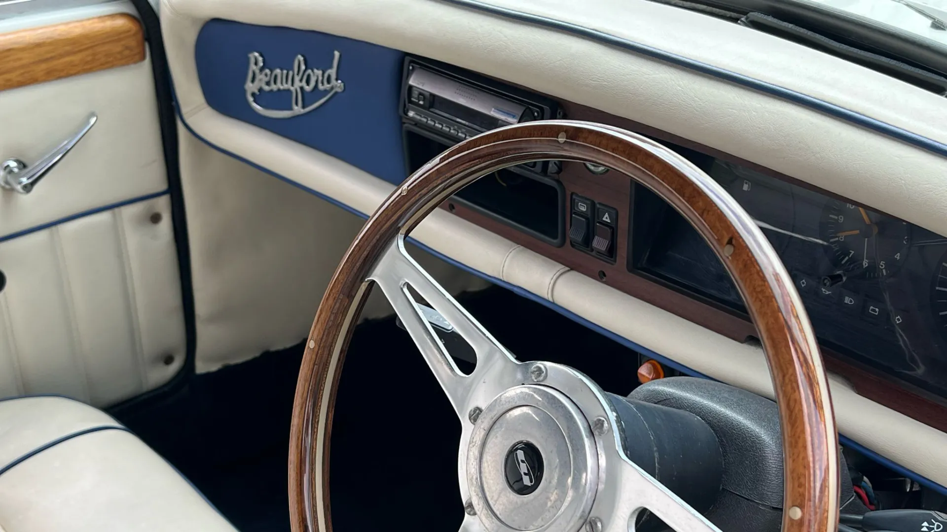 front dashboard with wooden stirring wheel and dashboard