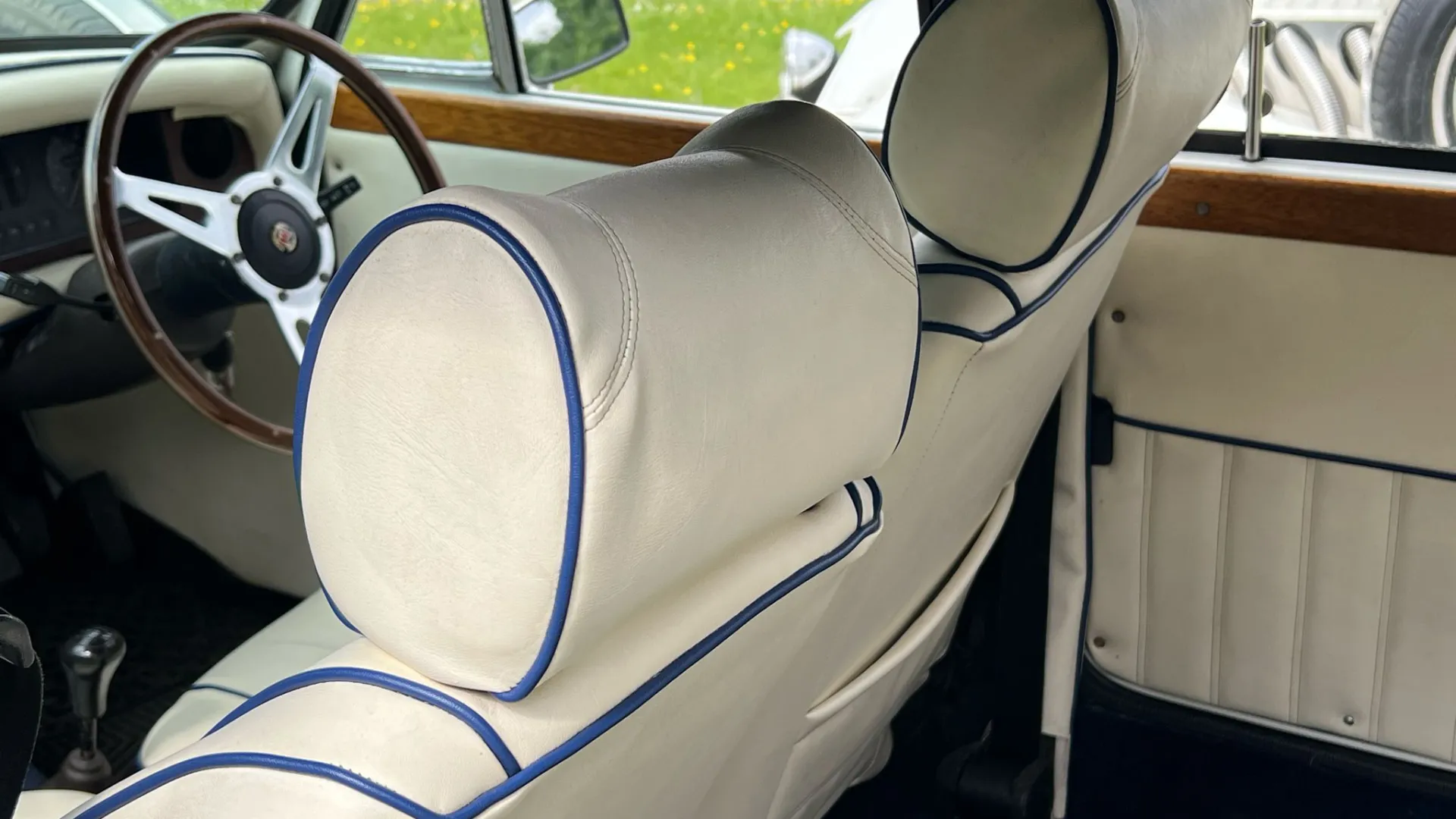 Cream leather interior with blue pipping