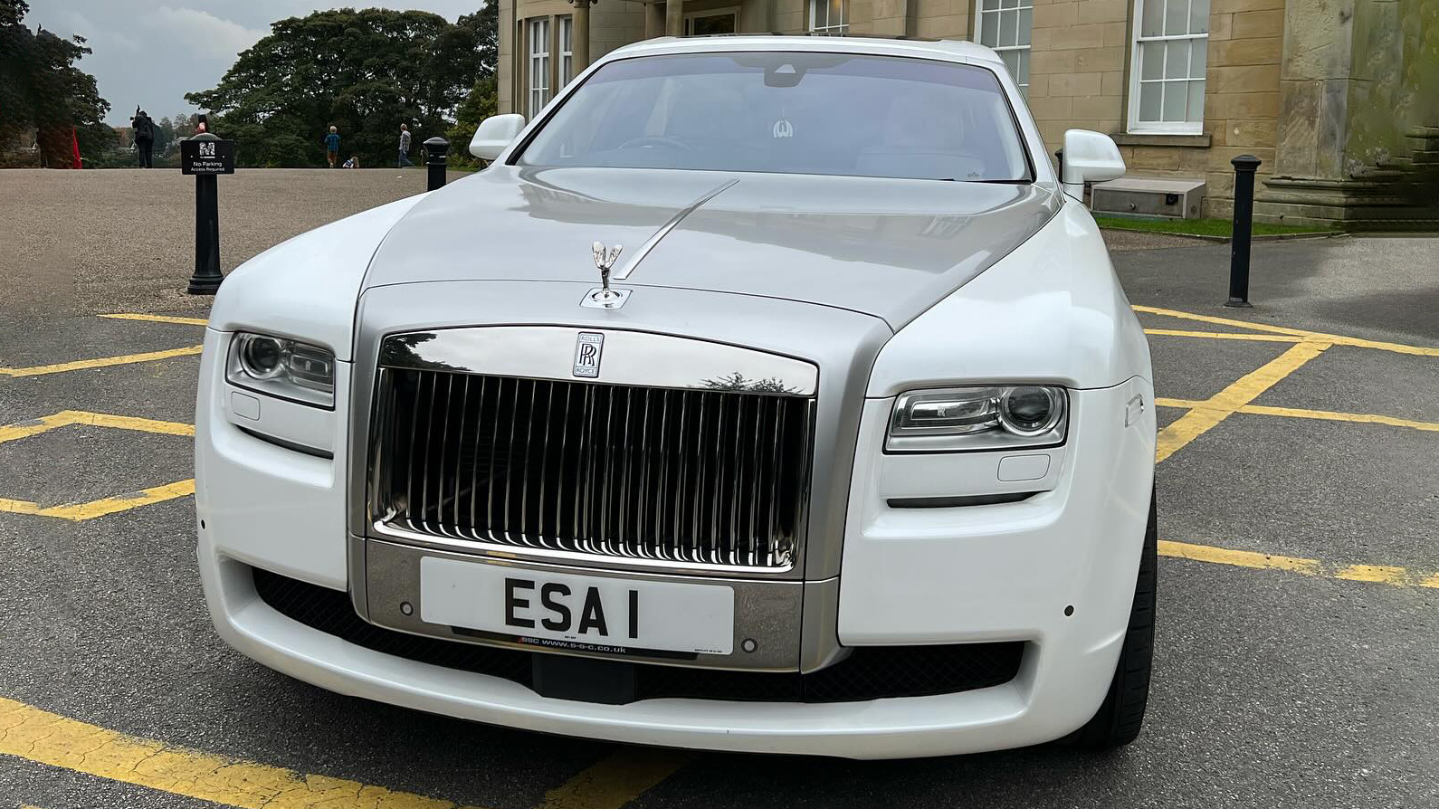 front view Rolls-Royce ghost in White with SilveR bonnet