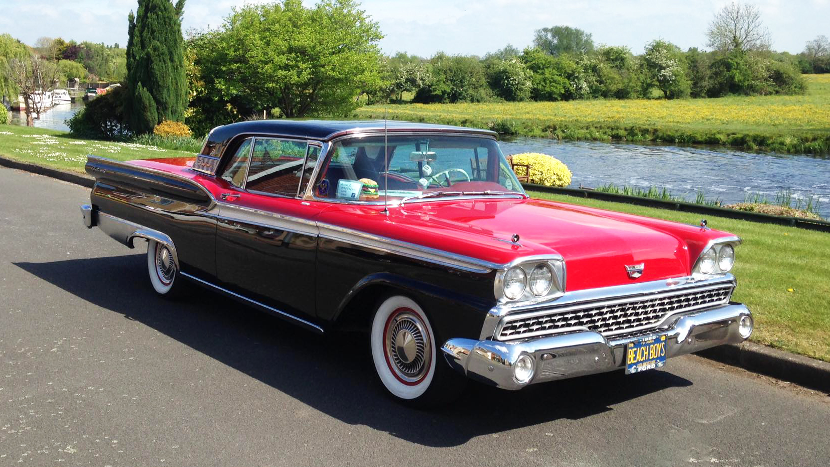 Black and Red American Classic ford Fairlane Skyline with roof up