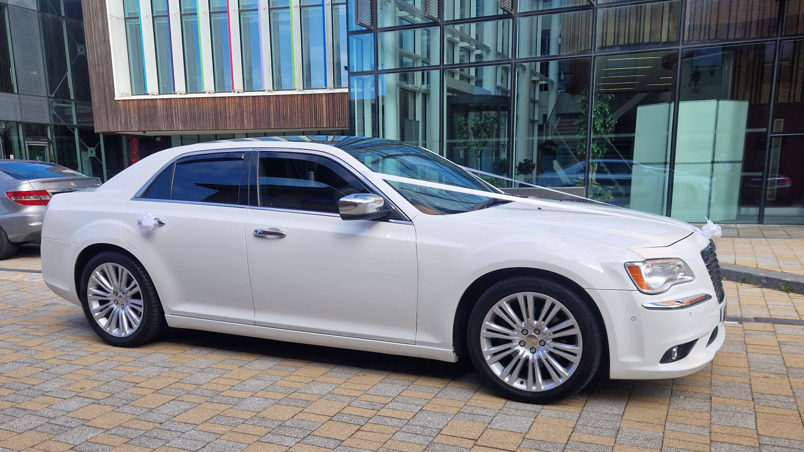 Right side view of a white Chrysler modenr car