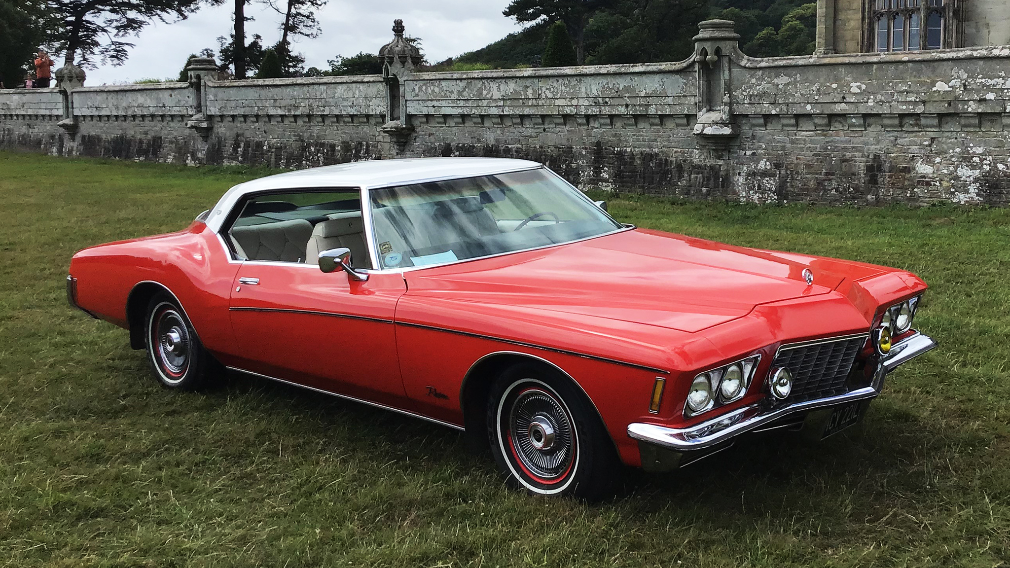 Classic American Buick Riviera in Red with White rood