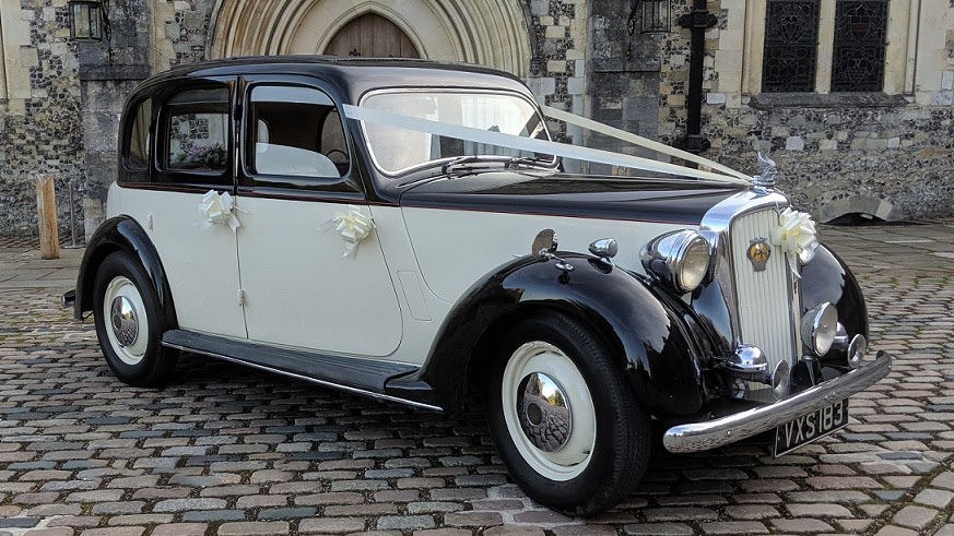 black and Ivory Rover p3 dressed with ivory ribbon across its front bonnet and a bow on front grill