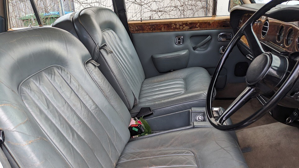 front seats in dusty blue leather taken front the driver's side