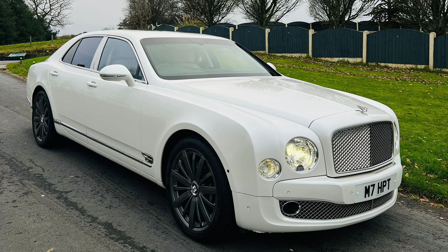 White Bentley Mulsanne with dark Alloy Wheels