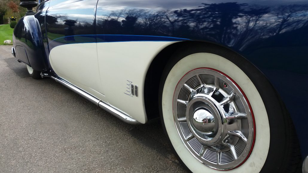 Oldsmobile Rocket 88 side view showing the two-tone blue and white at the bottom of the doors