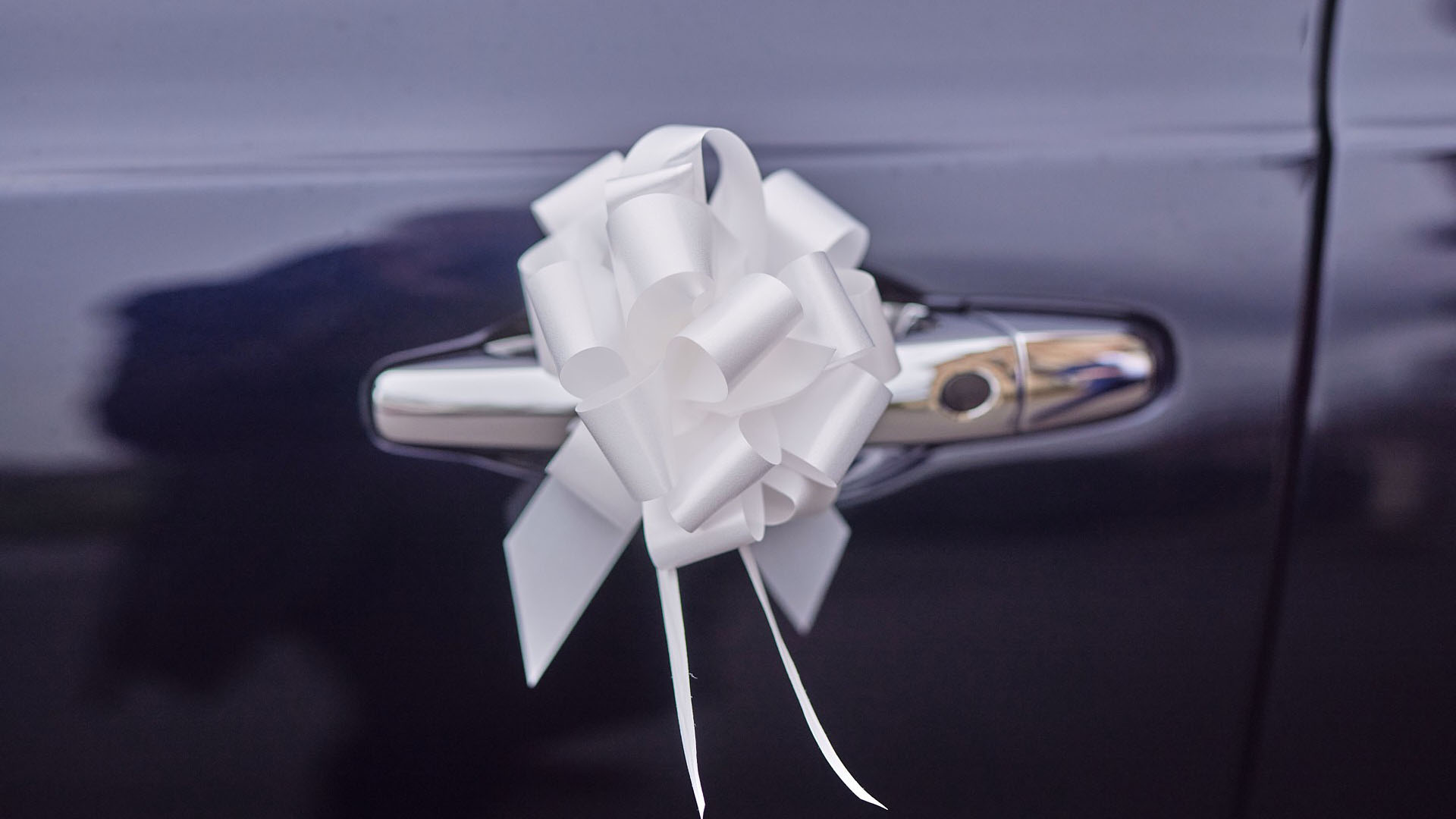 White Bow on Bentley Mulsanne's door handle