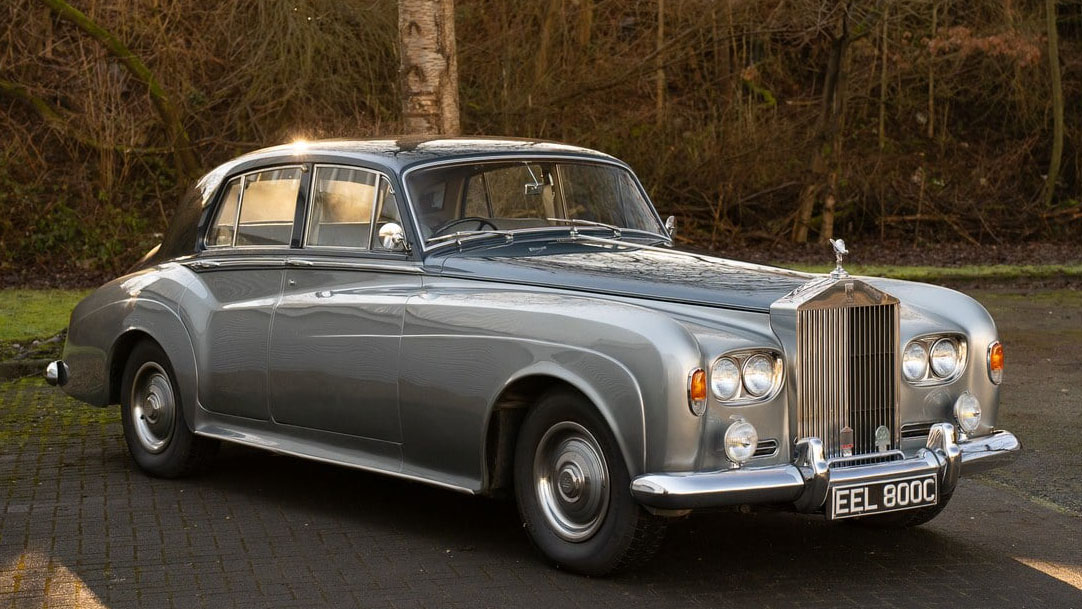 Front right side view of classic Rolls-Royce with Autumn background