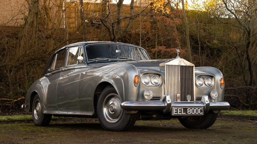 Classic Rolls-Royce in Silver with twin headlight and large chrome front grill