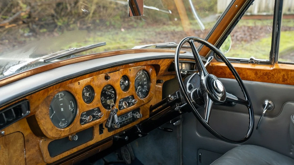 Front wooden dashboard inside Rolls-Royce