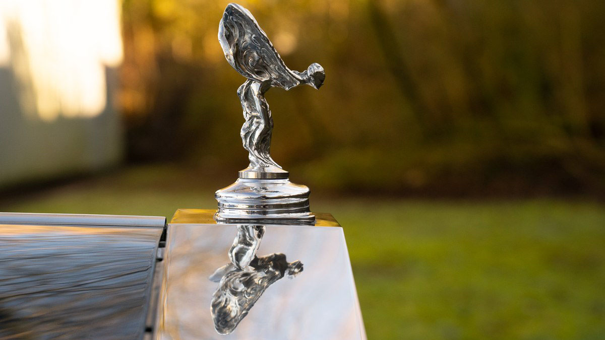 Close-up view of rolls-Royce Mascot, the spirit of Ecstasy