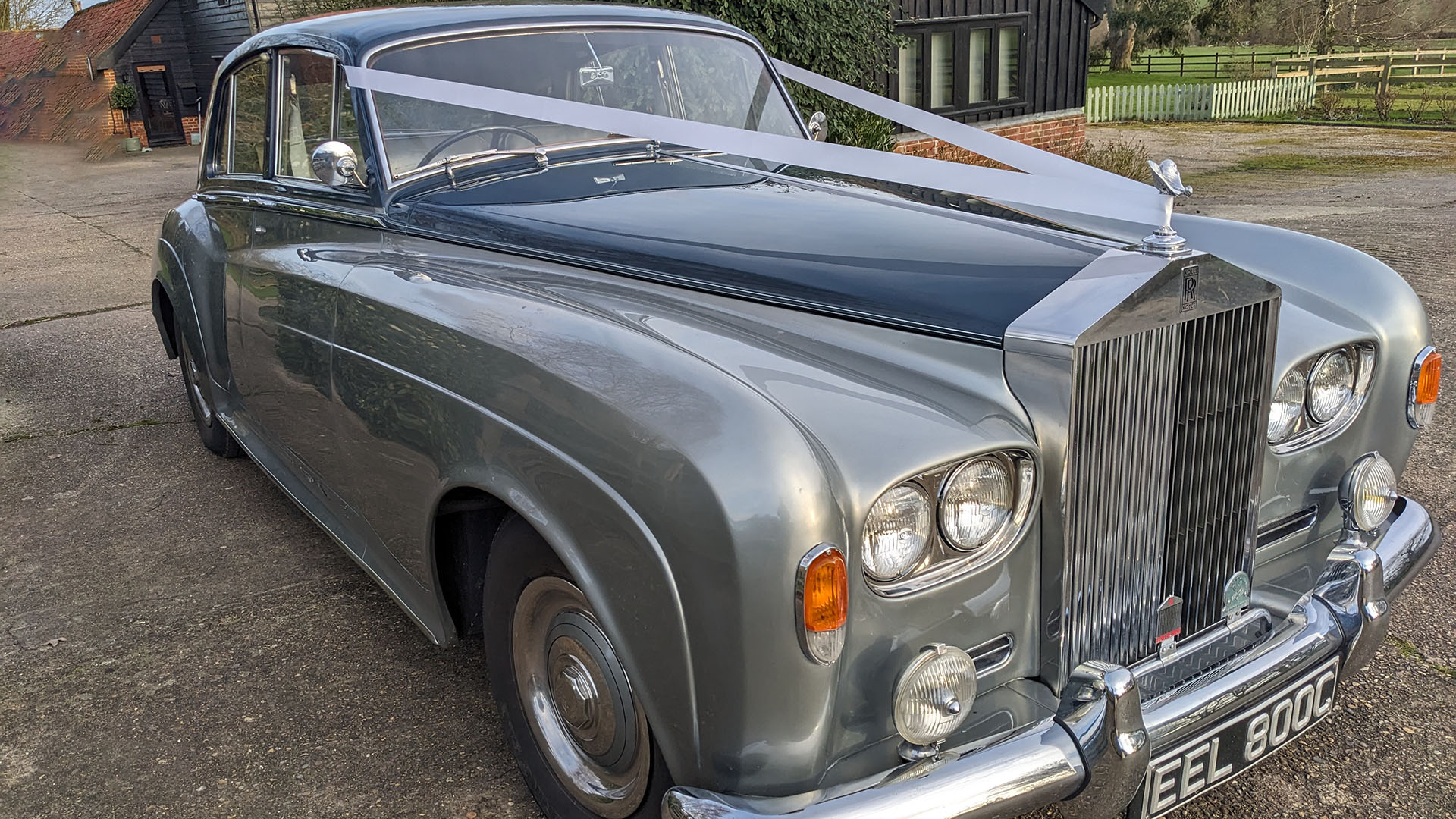 Right side vierw of classic Rolls-Royce dressed with ribbons