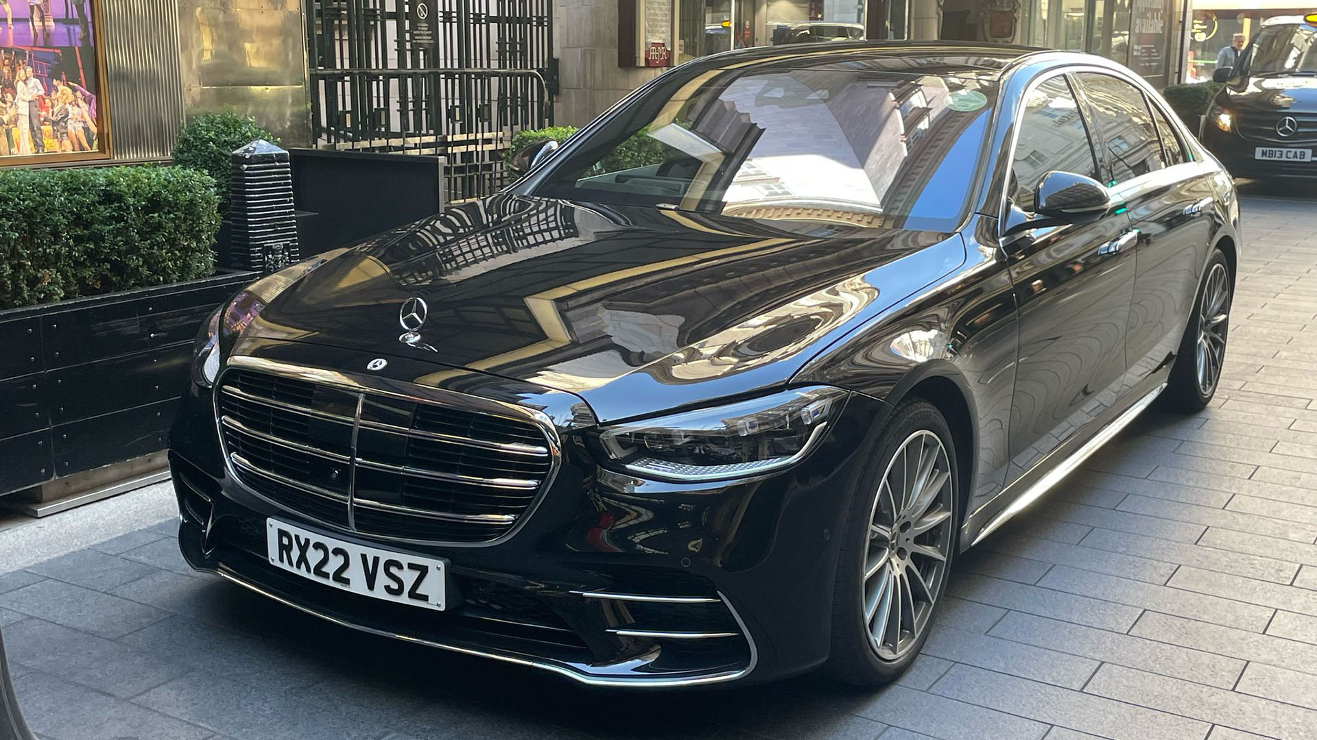 Fill front viewo f black Mercedes S-class 580e plug-in hybrid