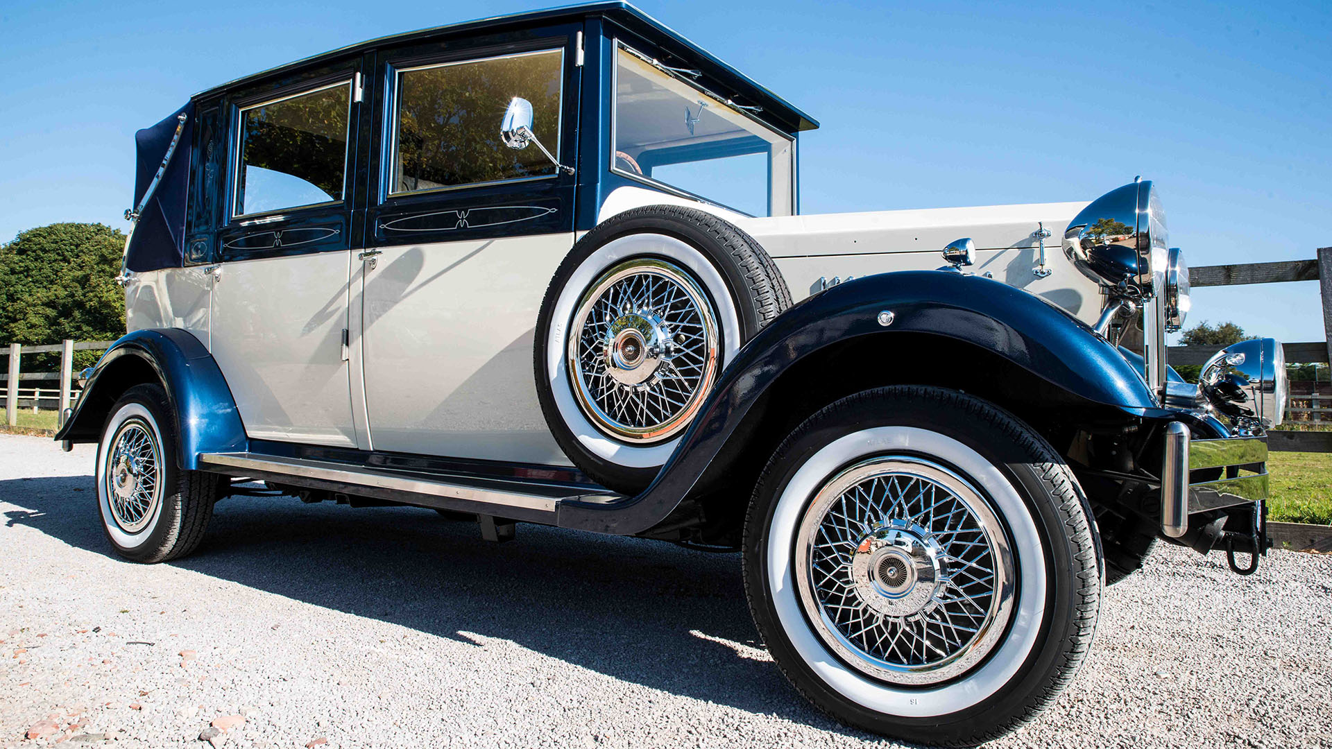 Vnitage Imperial landaulette with rear convertible roof closed