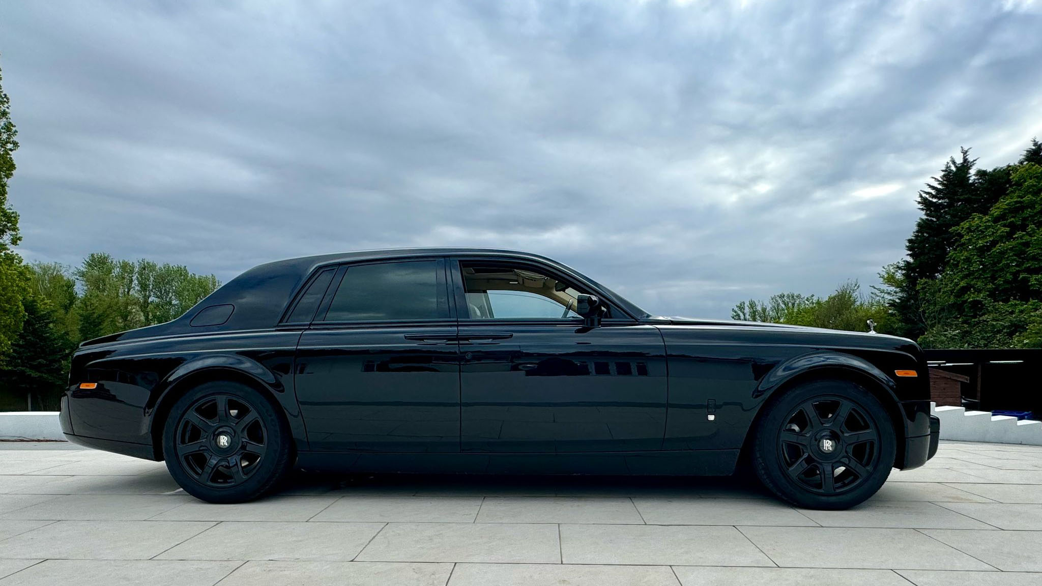 Right side view of Black Rolls-Royce Phantom with black alloyr wheels