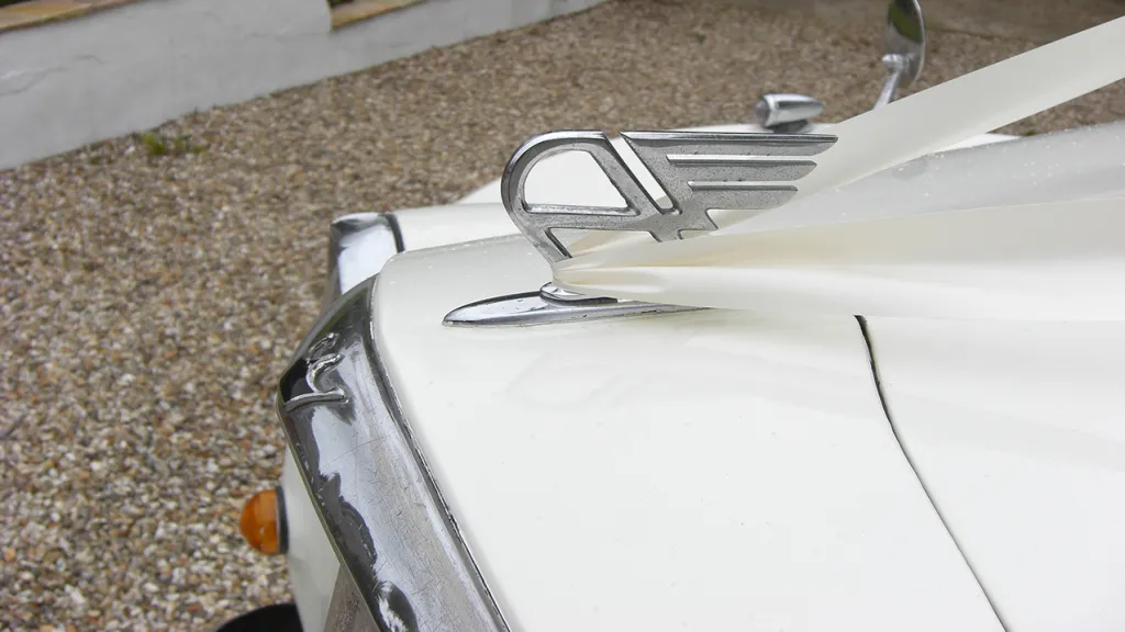 Front top grill of the Austin showing them emplem and ivory ribbons across it.